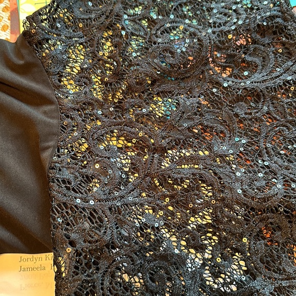 R&M RICHARDS adorable Black Cold Shoulder Sequined  Bell Sleeve Scoop Ne… - Picture 9 of 11